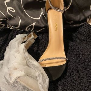 Size 9 black and rhinestone high heels fashion nova